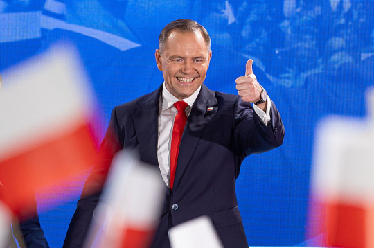 Polijas prezidenta vēlēšanu uzvarētājs Karols Navrockis solījis "nepieļaut pilnīgu Donalda Tuska varu".
