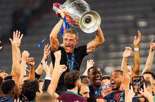 Luiss Enrike divu sezonu laikā Parīzes "Saint-Germain" aizvedis līdz septiņām trofejām. Dominance Francijā jau ir ierasta, bet nu izdevies uzkāpt arī Eiropas klubu futbola virsotnē.