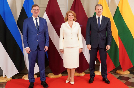 Igaunijas premjerministrs Kristens Mihals (no kreisās), Ministru prezidente Evika Siliņa un Lietuvas premjerministrs Gintauts Palucks.