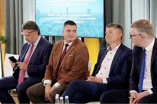 Sarakstu līderi Rīgas domes vēlēšanām: Vilnis Ķirsis ("JV") (no labās), Māris Sprindžuks ("AS"), Edvards Ratnieks (NA), Ainārs Šlesers ("LPV") pirmsvēlēšanu debatēs sēž blakus, bet kādās kombinācijās partijas darbosies pēc vēlēšanām, pašlaik paredzēt grūti. To apliecina arī izvairīgās atbildes par šo tēmu.