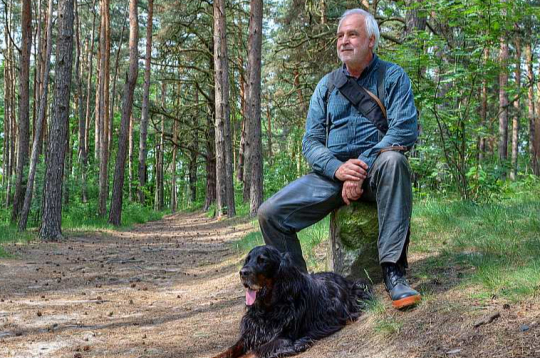Pastaigas ar suni vai rotaļas ar kaķi ir mērenas intensitātes fiziskās nodarbības, kas veicina veselīgus paradumus un nāk par labu veselībai, jo palīdz uzturēt locītavu veselību un mobilitāti, ceļ enerģijas līmeni un gādā, ka cilvēks regulāri atrodas svaigā gaisā.