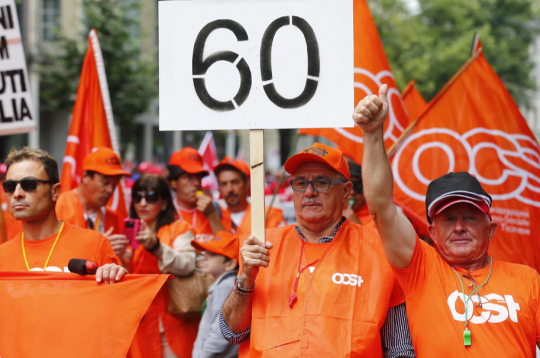 Šveices celtnieki demonstrācijas laikā Cīrihē pieprasa samazināt pensionēšanās vecumu līdz 60 gadiem.