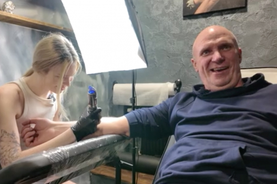 Top Elīnas Gluzunovas dzīvesbiedra pirmais tetovējums.