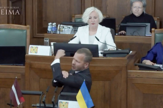Aleksejs Rosļikovs Saeimā rāda nepieklājīgu žestu visiem latviešiem. 
