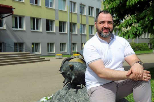 Diriģents Jānis Almanis-Palmbahs pie Rīgas Centra humanitārās vidusskolas pieminekļa kastaņiem: "Vislielākais paldies skolas vadībai par atbalstu koriem!"