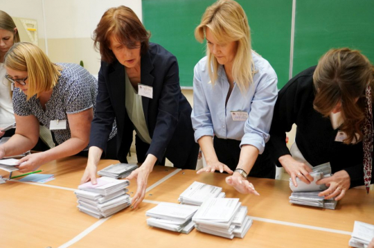 Tiek atvērta balsojumu urna pašvaldību vēlēšanās 75. vēlēšanu iecirknī Rīgas Valsts 1. ģimnāzijā.
