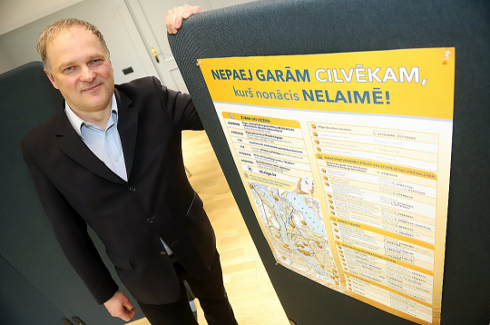 Rīgas pašvaldības Sociālo pakalpojumu nodaļas vadītājas vietnieks Aldis Strapcāns: "Viens no nozīmīgākajiem "Mājoklis vispirms" sasniegumiem ir kvalitatīvi izstrādāts pakalpojuma apraksts, kuru pārbaudīja projekta gaitā un kas veiksmīgi darbojas praksē."