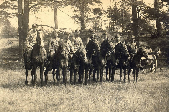 Igaunijas armijas izlūkvienība Vidzemē 1919. gada vasarā. Latvijas un Igaunijas militārās sadarbības līgums paredzēja igauņu armijas atrašanos tikai pierobežā, nevis dziļi Latvijas teritorijā.