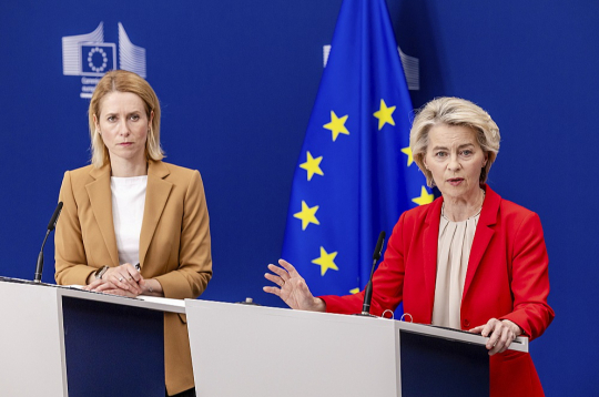 Eiropas Komisijas priekšsēdētāja Urzula fon der Leiena (no labās) un bloka augstā pārstāve ārlietās un drošības politikā Kaja Kallasa otrdien Briselē iepazīstināja ar 18. sankciju kārtu pret Krieviju. "Spēks ir vienīgā valoda, ko Krievija sapratīs," paziņoja fon der Leiena.