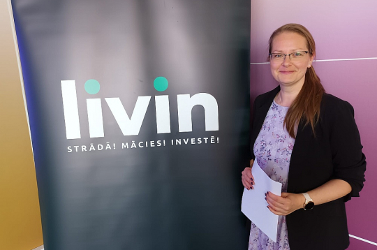 "Sešu darbības gadu laikā mūsu kontakttīkla atbalstu izmantojuši 144 dažāda veida speciālisti no Latvijas citām vietām un arī ārzemēm, kopā ar ģimenēm 230 cilvēki, no kuriem 56 bijuši reemigranti no ārvalstīm," stāsta "LIVIN Ventspils" kontaktpunkta vadītāja Ina Servuta.