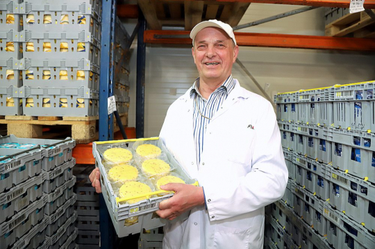 "Jaunpils pienotavas" rūpnīcas vadītājs Viesturs Krilovs stāsta, ka šogad Jāņu siera ražošanas apjomi ir palielinājušies par vairākām tonnām.