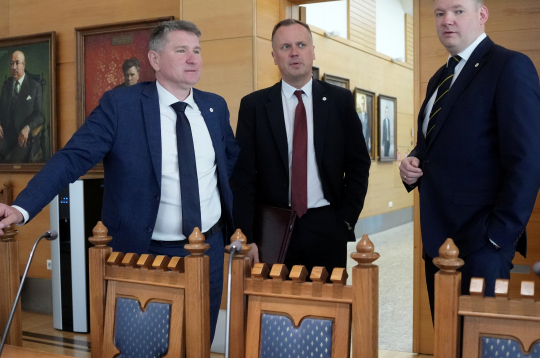 Partiju apvienības "Apvienotais saraksts" Rīgas mēra amata kandidāts Māris Sprindžuks un "Apvienotais saraksts" valdes līdzpriekšsēdētāji - Saeimas deputāts Edgars Tavars un Saeimas sekretārs Edvards Smiltēns partiju "Progresīvie", Nacionālā apvienība "Visu Latvijai!-Tēvzemei un Brīvībai/LNNK", "Jaunā vienotība" un "Apvienotais saraksts" pārstāvju tikšanās laikā Rīgas domē, kurā pārrunā koalīcijas izveidi.