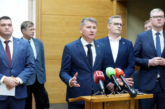 Nacionālās apvienības Rīgas mēra amata kandidāts Edvards Ratnieks (no kreisās), Rīgas domes deputāts Einārs Cilinskis, partiju apvienības "Apvienotais saraksts" Rīgas mēra amata kandidāts Māris Sprindžuks, partijas "Progresīvie" Rīgas mēra amata kandidāts Viesturs Kleinbergs un partijas "Jaunā vienotība" Rīgas mēra amata kandidāts, līdzšinējais Rīgas domes priekšsēdētājs Vilnis Ķirsis piedalās partiju "Progresīvie", Nacionālā apvienība "Visu Latvijai!-Tēvzemei un Brīvībai/LNNK", "Jaunā vienotība" un "Apvienotais saraksts" pārstāvju mediju brīfingā pēc tikšanās Rīgas domē, kurā pārrunā koalīcijas izveidi.
