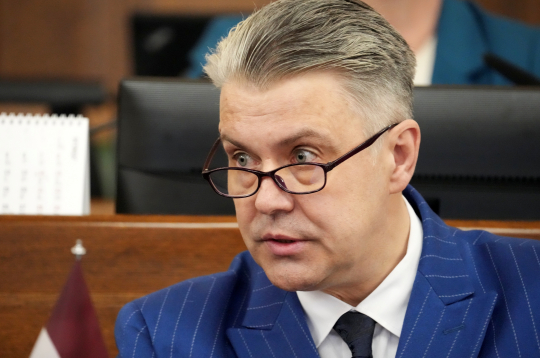 Tiesībsargs Juris Jansons sniedz ziņojumu Saeimas sēdē.