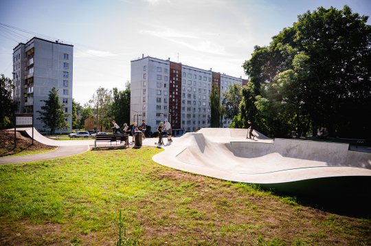 Skeitparks Vecmīlgrāvī. Daudzdzīvokļu nams. 