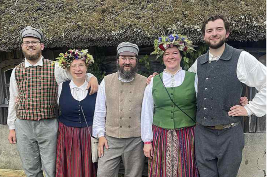 Latvijas Etnogrāfiskā brīvdabas muzeja (LEBM) saime. No kreisās: muzeja vēsturnieks Miķelis Dāvids Rikveilis, muzejpedagoģe Ieva Bērziņa, "Vītolnieku" muzeja pārzinis Zigmārs Miemis, LEBM direktore Zanda Ķergalve un muzeja
vēsturnieks Kārlis Fogelis.