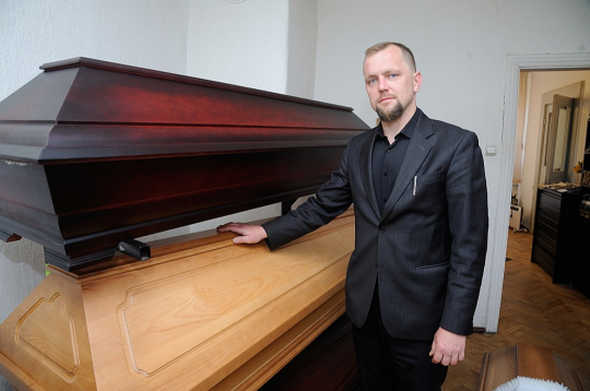 Latvijas Apbedītāju asociācijas valdes priekšsēdētājs Mārtiņš Štreihfelds spriež, ka cilvēki nav īpaši informēti par apbedīšanas nozari un par to neinteresējas, līdz nākas saskarties pašiem. Kad jāpieņem grūtais lēmums, kam uzticēt aizgājēju, bieži vien palīdz radu un draugu ieteikumi vai interneta un reklāmu informācija. Bet ar pēdējo var būt visādi. Jo vairāk naudas firma ieguldījusi reklāmā, jo redzamāka tā būs. Un jāatceras, ka viņiem šī ieguldītā nauda jānopelna. Aizgājēja tuviniekiem nav jākautrējas jautāt par cenām, par mirušā transportēšanu, par morga esamību un citām ar apbedīšanu saistītām lietām.