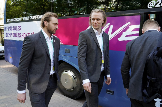 Draugi un komandas biedri Uvis Balinskis (no kreisās) un Rodrigo Ābols ir starp tiem sešiem Latvijas NHL spēlētājiem, kuri jau ir iekļauti olimpiskās komandas sastāvā. Milānā abiem būs otrās olimpiskās spēles karjerā.