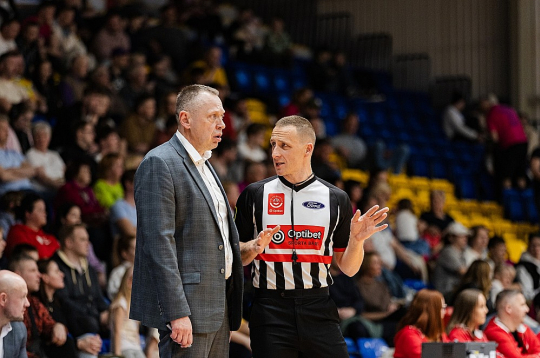 Gints Fogels (no kreisās) ar vienu no Latvijas labākajiem basketbola tiesnešiem Mārtiņu Kozlovski.