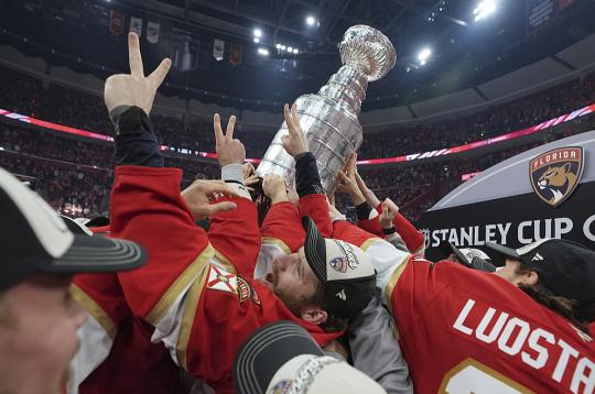 Hokeja prestižākā trofeja – Stenlija kauss – otro gadu pēc kārtas tika pacelts virs Floridas "Panthers" spēlētāju galvām.