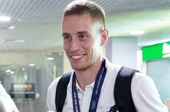 Kristaps Gludītis ar 2023. gadā Eiropas spēlēs izcīnīto zelta medaļu.