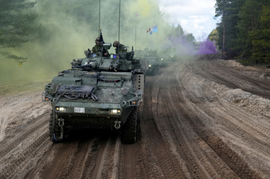 NATO karavīri piedalās mācībās Ādažu poligonā. NATO spēki alianses Austrumu flangā pēdējo gadu laikā ir ievērojami
pastiprināti, lai demonstrētu Krievijai, ka NATO līgumos iekļautās drošības garantijas ir domātas nopietni