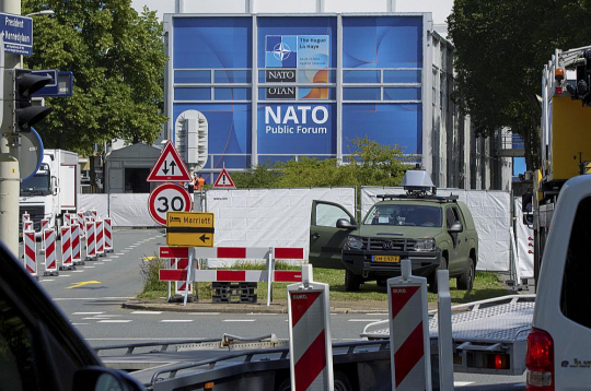 Hāgā pirms nākamnedēļ gaidāmā NATO samita liela uzmanība tiek pievērsta drošības pasākumiem. Par samita mierīgu norisi gādās 27 000 policistu, kas ir puse no visiem Nīderlandes likumsargiem.
