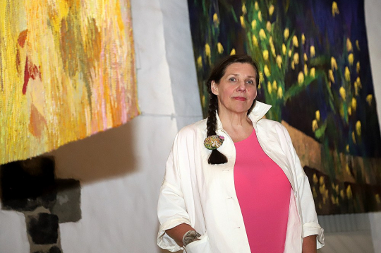 Iveta Vecenāne: "Savos darbos cenšos pievērst uzmanību mazajam, ikdienišķajam, it kā nesvarīgajam, bet arī tas ir kosmosa sastāvdaļa." Fonā – darbs "Naktssveces".