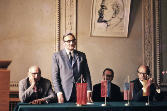 Latvijas Kultūras sakaru komitejas ar tautiešiem ārzemēs valdes priekšsēdētājs Imants Lešinskis uzrunā nezināmu auditoriju. 20. gs. 70. gadi.