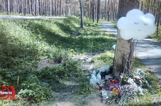 Par traģēdiju Ventspilī Bangu ielā pērn liecināja avārijas vietā noliktie ziedi un sveces, kas tika veltīti bojāgājušajai skolniecei Laurai. 