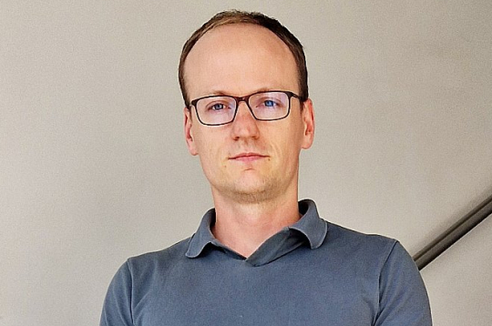 Kārlis Baltputnis, RTU Industriālās elektronikas, elektrotehnikas un enerģētikas institūta vadošais pētnieks: "Tiek lēsts, ka no nākamā gada RTU un "Augstsprieguma tīkla" kopīgi izstrādātā bateriju sistēma sniegs iespēju Latvijā samazināt balansēšanas jaudas uzturēšanas izmaksas par aptuveni 20 miljoniem eiro gadā." 