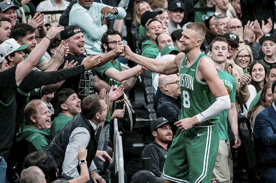 Kristaps Porziņģis iemīlēja Bostonu un Bostona iemīlēja Kristapu. Lai gan veselība piekliboja, divi gadi šajā organizācijā viņam bija labi, dodot ieguldījumu tam, ka "Celtics" pēc 16 gadu pārtraukuma kļuva par čempioni, līgas titulētāko klubu sarakstā ar 18 kausiem izvirzoties vienvadībā un par vienu apsteidzot Losandželosas "Lakers".