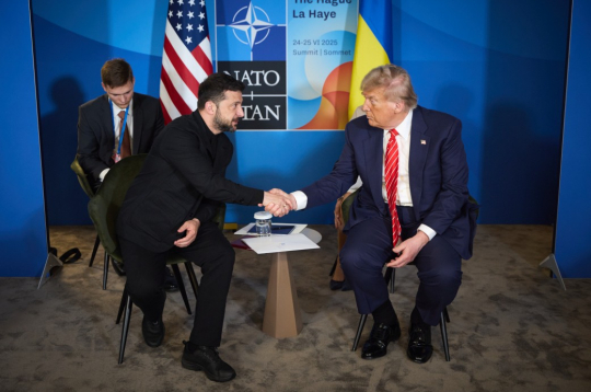Volodimirs Zelenskis un Donalds Tramps Hāgā. 