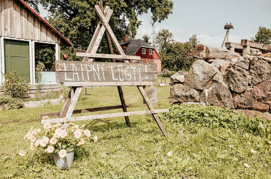 Šāds aicinājums liek ceļotājiem mest kautrību pie malas un ļauties saimnieku viesmīlībai.