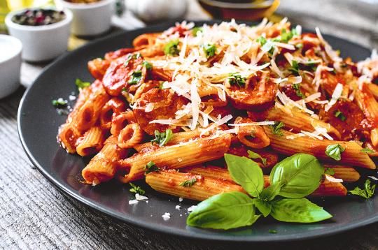 Penne ar cūkas krūtiņu un aso tomātu mērci.