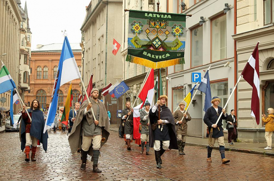 Simtiem festivāla "Baltica" dalībnieku piedalījās gājienā, kas vijās caur visu Vecrīgu. Šoreiz gājiens nebija izkārtots pa novadiem, kā parasti, bet jauktā "valodas pīnē".