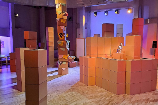 Kopskats Artura Dimitera instalācijā Mālpils Kultūras centrā.