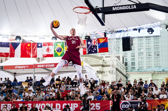 Kristaps Dārgais arī 34 gadu vecumā lido virs groza stīpas.