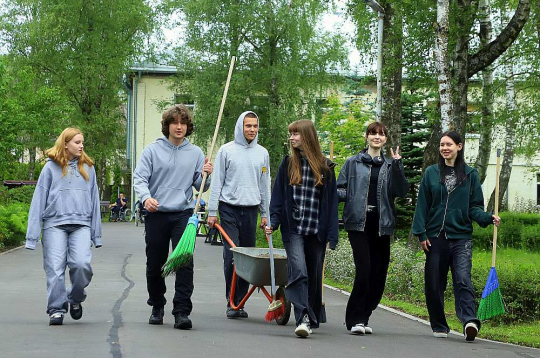 Skolēnu vasaras nodarbinātības programmā jaunieši strādā arī aprūpes centrā "Stella Maris" Rīgā.