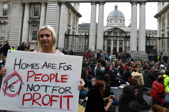 Īrijas galvaspilsētā Dublinā iedzīvotāji protestē pret mājokļu nepieejamību. Plakāts vēsta: “Mājas ir cilvēkiem, nevis peļņai!” Īrija ir viena no Eiropas valstīm, kur pēdējo desmit
gadu laikā strauji augušas mājokļu cenas.