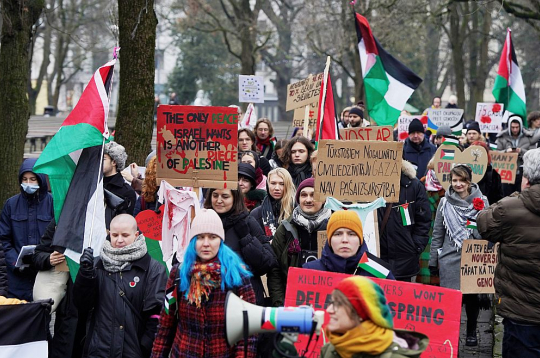 Palestīnas atbalstītāju gājiens Rīgas ielās, kurā piedalās arī "Latvijas PEN" vadītāja Katrīna Rudzīte.