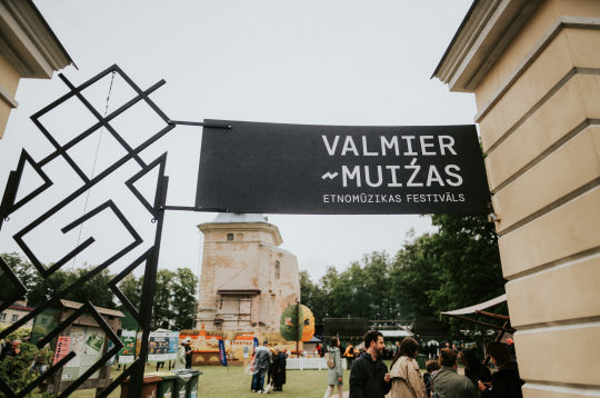 Aizvadīts Valmiermuižas etnomūzikas festivāls.