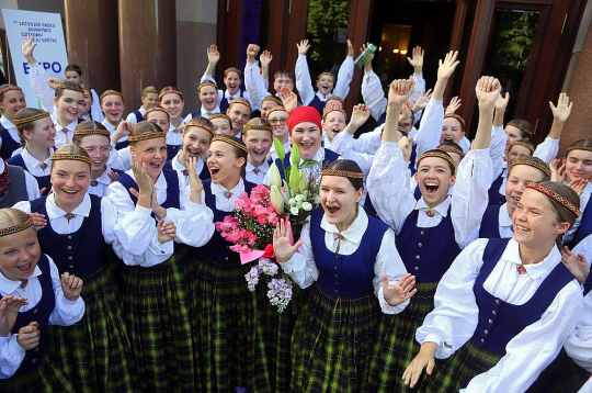 Ikšķiles vidusskolas 5.–12. klašu koris ar diriģenti Mairu Līdumu labprāt arī koru konkursa finālā uz skatuves suminātu izraudzītās izvēles dziesmas "Lietus puķe" autoru Leonu Amoliņu. Arī kora prezidentei Elīnai Kārkliņai vislabāk patikusi tieši "Lietus puķe".