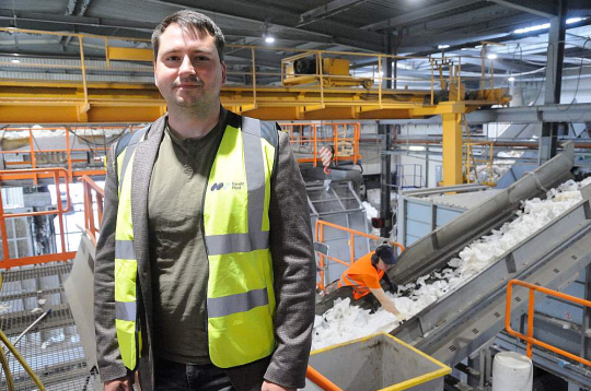 SIA "Nordic Plast" direktors Andris Trumars: "Piecdesmit procentus no nepieciešamā izejvielu daudzuma nodrošina Latvija un Lietuva, bet otri piecdesmit procenti tiek iepirkti citās Eiropas valstīs. Tālākā robeža, no kuras ir ekonomiski racionāli vest pārstrādei paredzētos maisiņus, ir Francija un Spānija, Pireneju kalni, kā arī Dienviditālija."