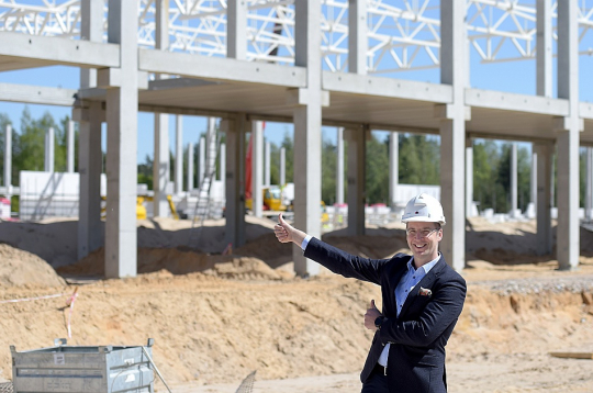 "Sirin Development" izpilddirektors Laurins Kuzavs pie viena no uzņēmuma loģistikas parku jaunbūves 2019. gadā. Pašlaik uzņēmums jau ir uzbūvējis un pārvalda divus loģistikas parkus Rumbulā un Mārupē, bet pie tā apstāties negrasās.