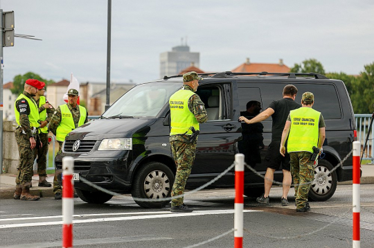 Polijas robežsargi Slubicē, valsts rietumos uz robežas ar Vāciju, pārbauda transportlīdzekli.