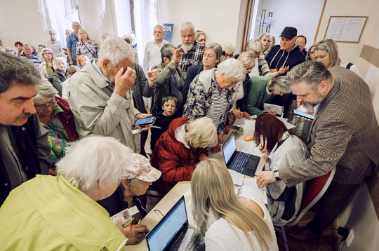 Pirmās biedrības "Tiesiskums.lv" sanāksmes, aicinot iedzīvotājus pievienoties prasībai pret valsti atmaksāt OIK, izpelnījušās milzīgu iedzīvotāju interesi. Attēlā – sanāksme Liepājas Latviešu biedrības namā 5. jūlijā.