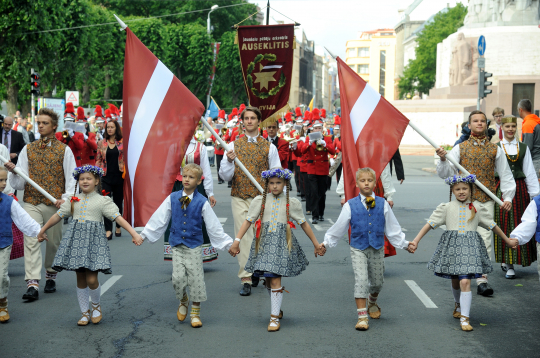 Pēc desmit gadu pārtraukuma Rīga atkal ir sagaidījusi Skolēnu dziesmu un deju svētku dalībnieku gājienu. Attēls no 2015. gada.