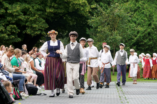 XIII Latvijas Skolu jaunatnes dziesmu un deju svētku folkloras kopu programma "Dindaru Dandaru - Re, kā varu" Vērmanes dārzā.
