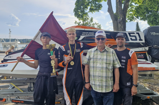 Nils Slakteris ar komandu.